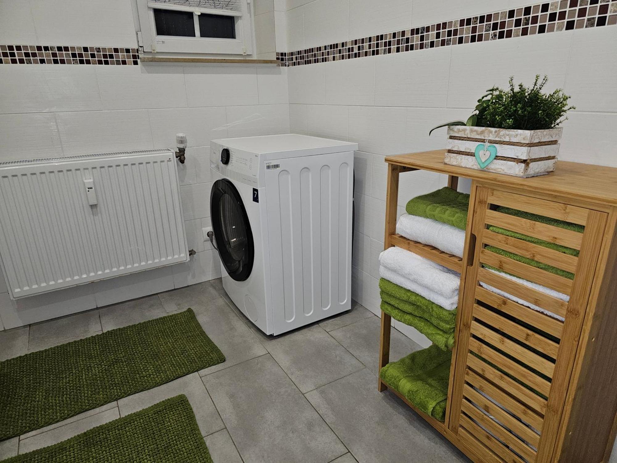 Warburg, Fewo "Sweet Home" 2,5 Zi- Eg-Separater Eingang - Parkplatz - Terasse- Komfortabel,Renoviert ภายนอก รูปภาพ